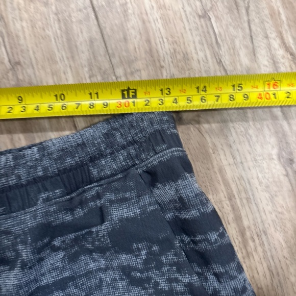 lululemon athletica Men's Charcoal & Light Grey Patterned Athletic Shorts - Picture 6 of 8